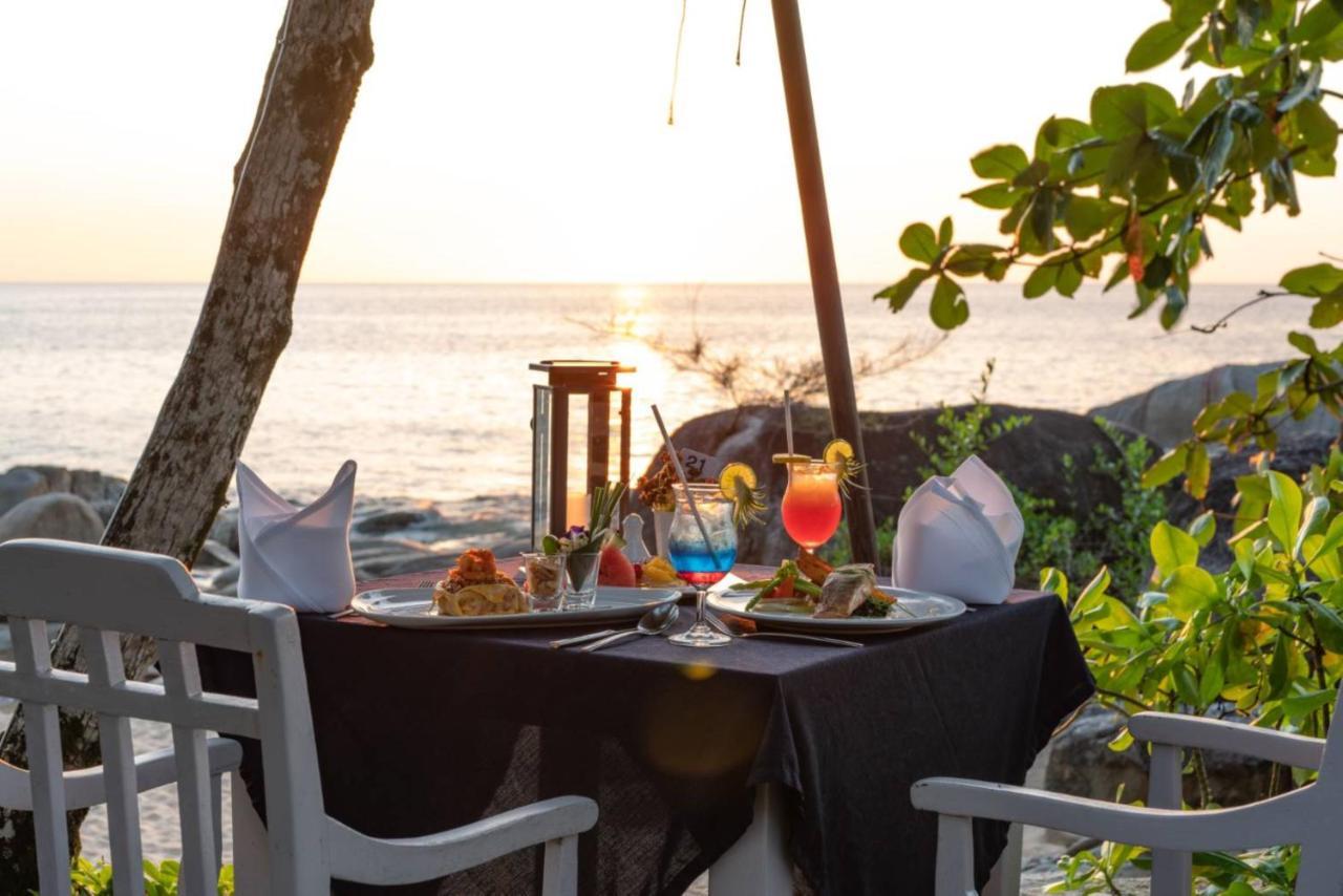 Moracea By Khao Lak Resort Exterior foto Sunset dinner at the beach