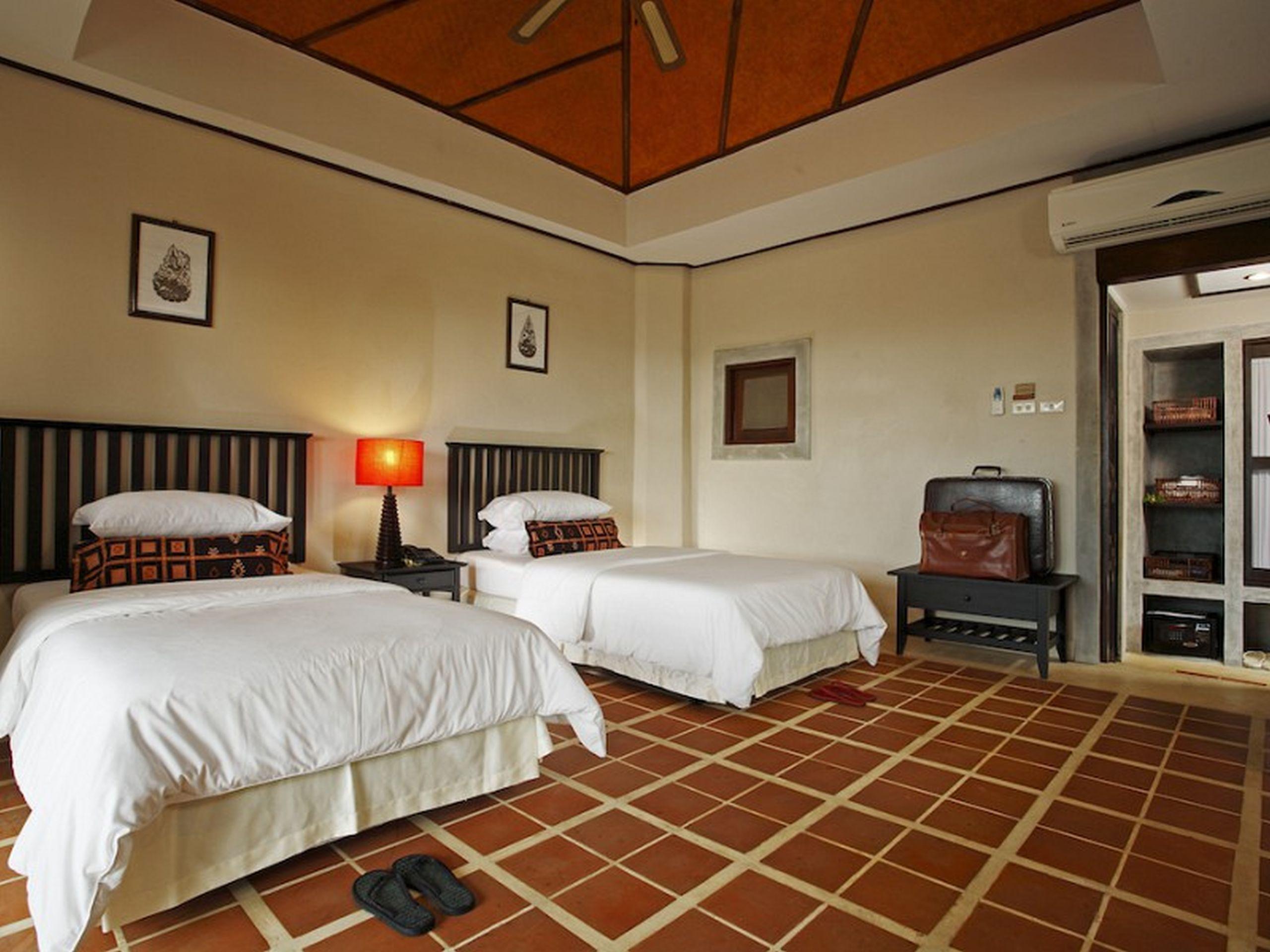 Moracea By Khao Lak Resort Exterior foto A room at the hotel