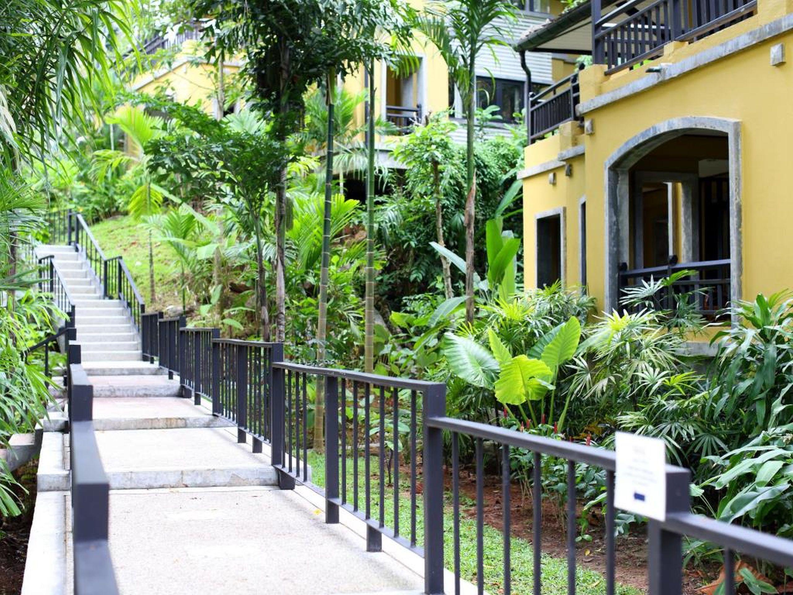 Moracea By Khao Lak Resort Exterior foto The hotel's rooms are located in the lush tropical gardens