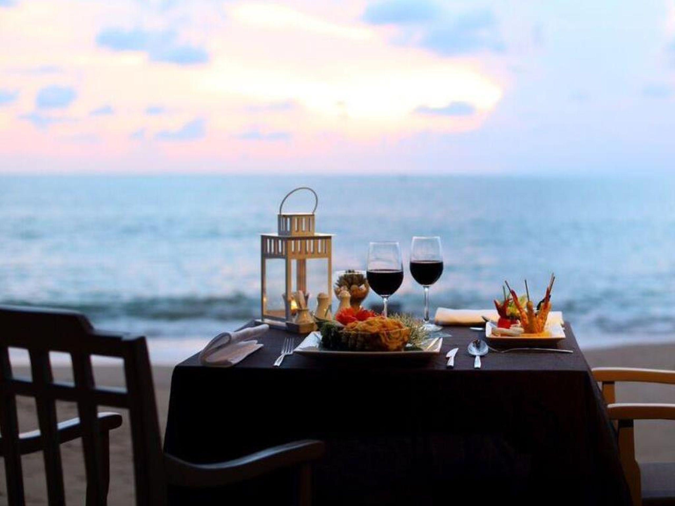 Moracea By Khao Lak Resort Exterior foto Sunset dinner at the beach