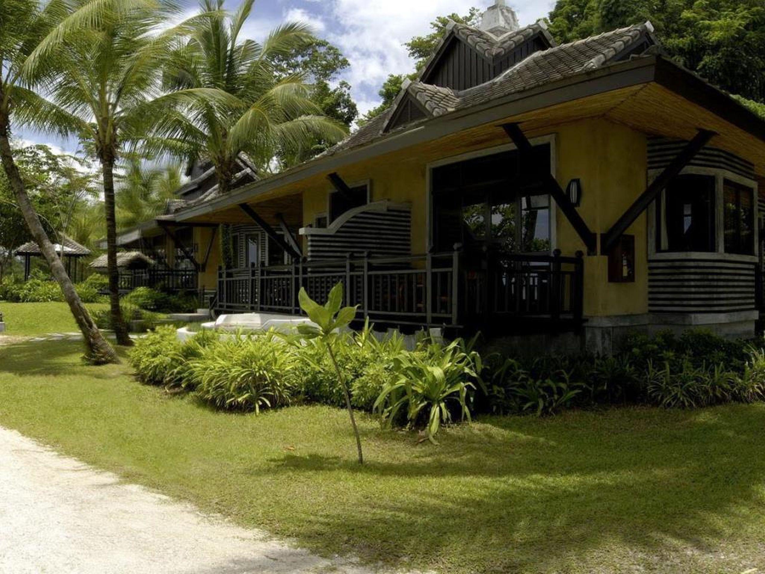 Moracea By Khao Lak Resort Exterior foto A villa at the resort