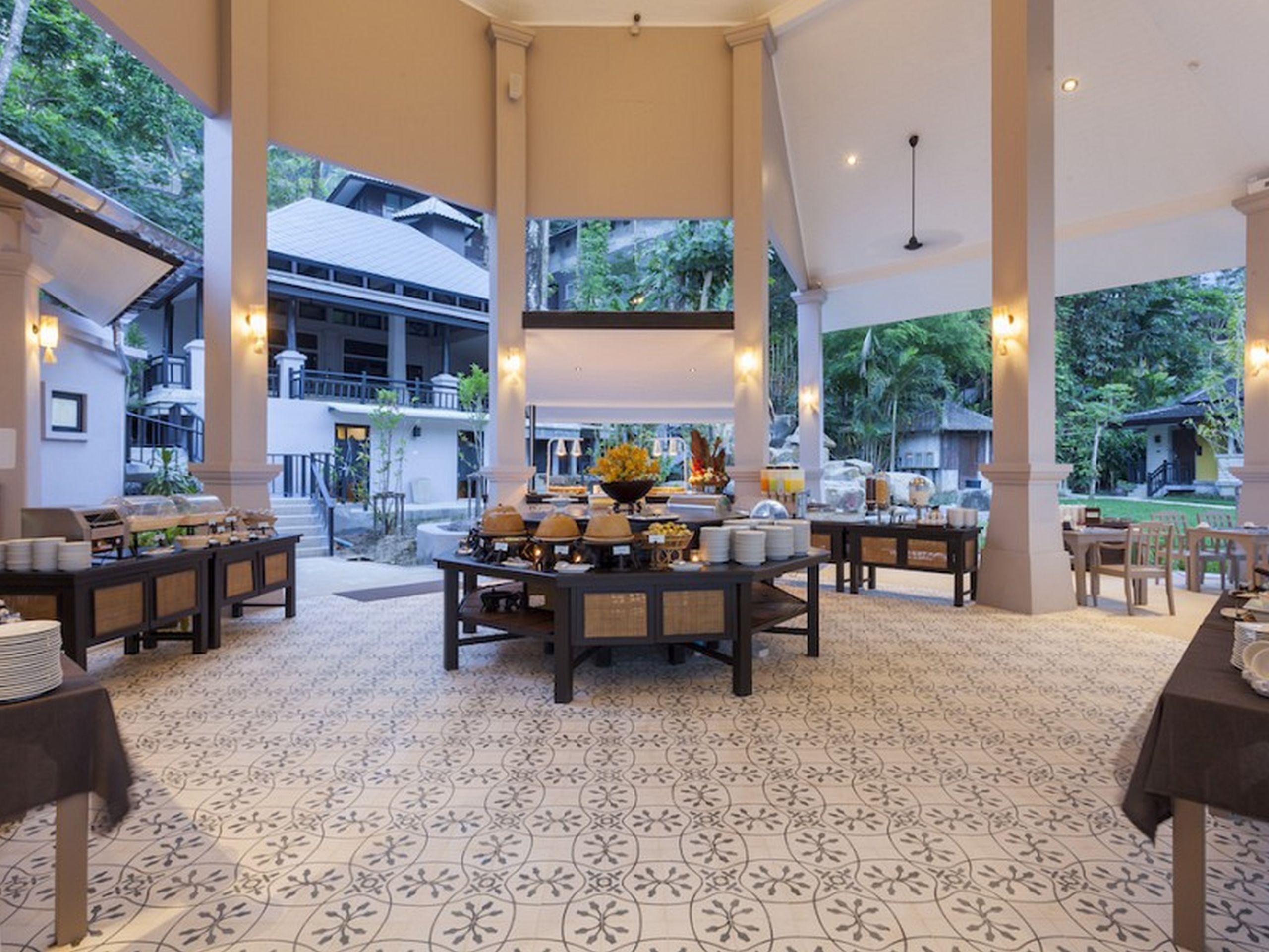 Moracea By Khao Lak Resort Exterior foto The restaurant at the hotel