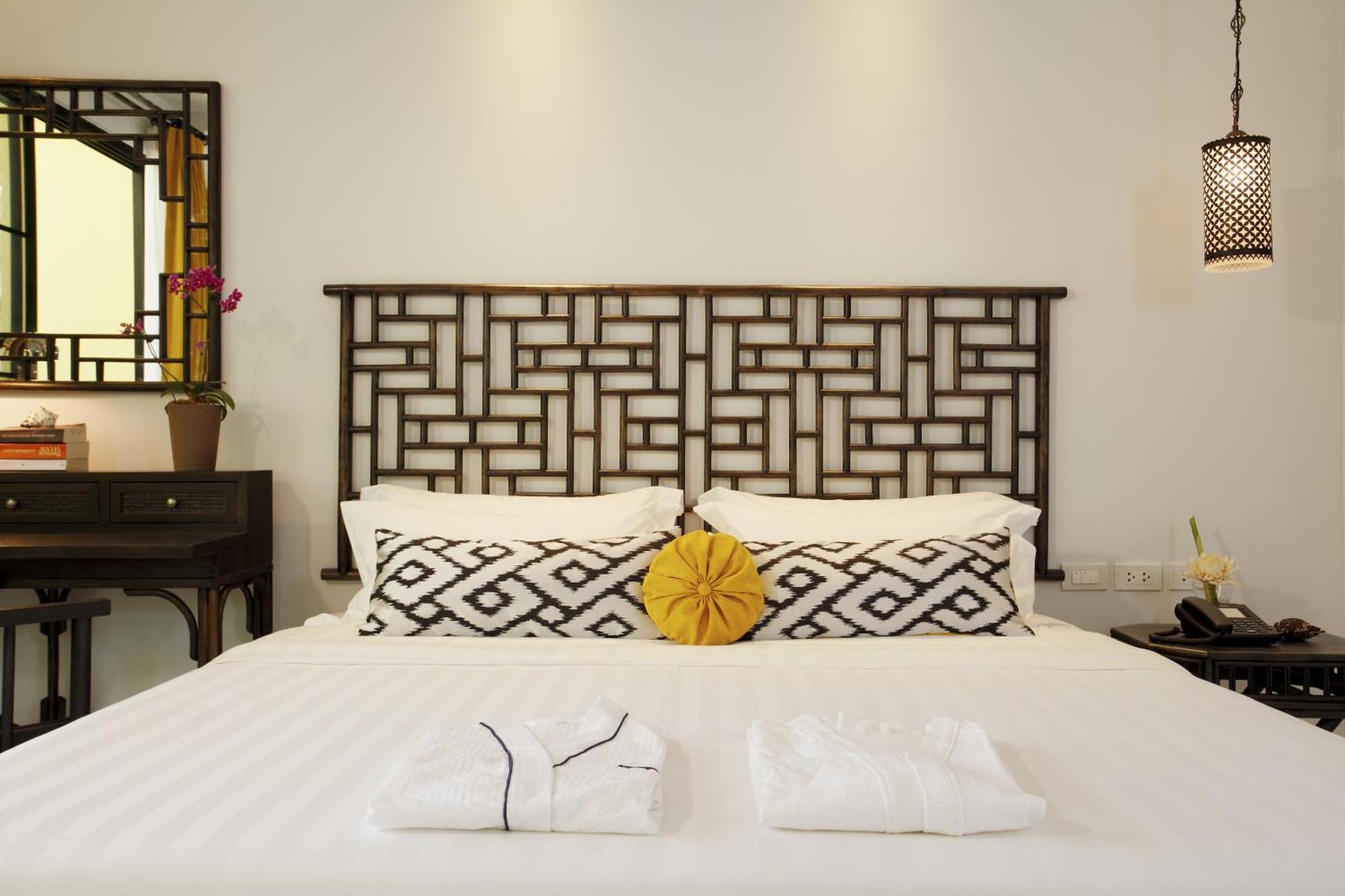 Moracea By Khao Lak Resort Cameră foto A bed with a headboard