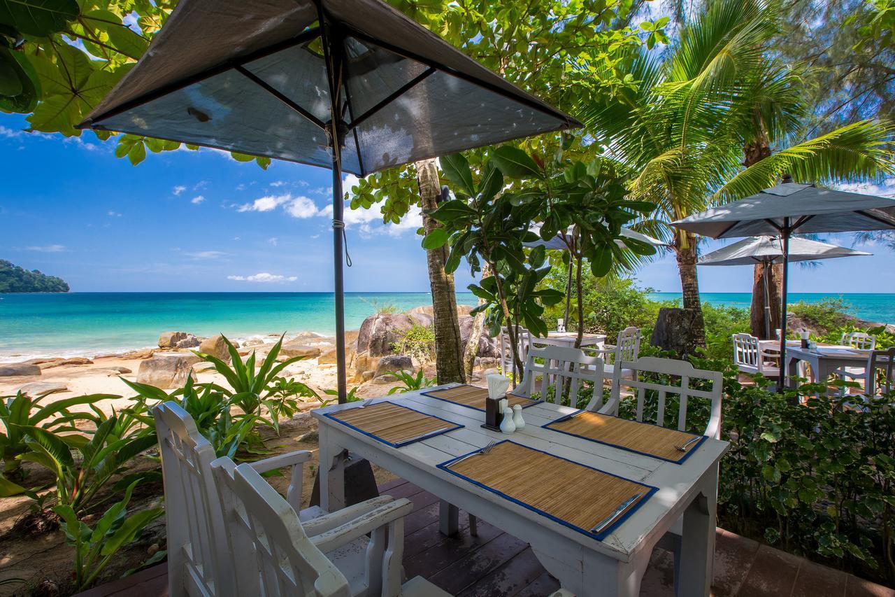 Moracea By Khao Lak Resort Exterior foto A restaurant on the beach